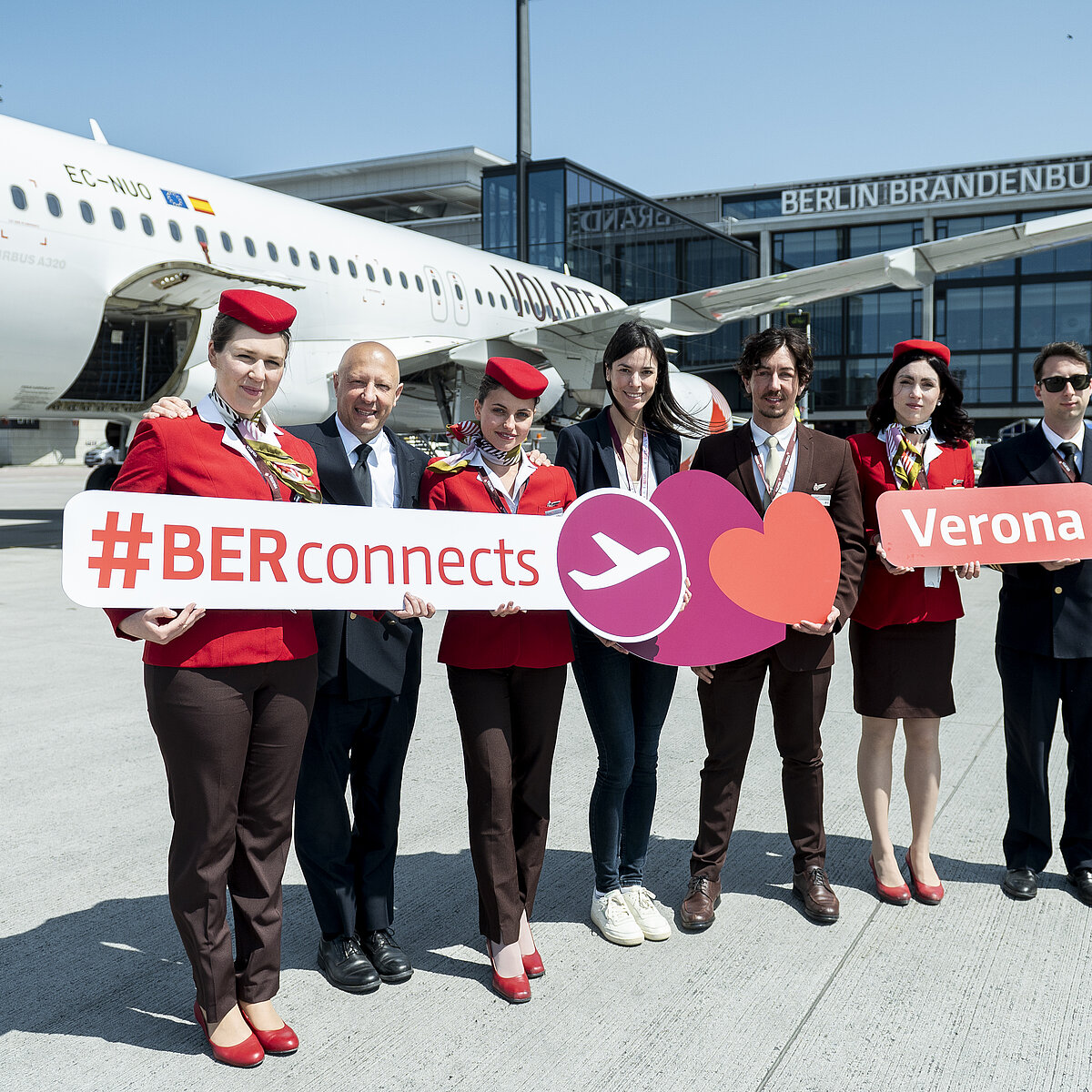 Begrüßung vor der Volotea Maschine (Rollfeld) von der Crew, sie halten Schilder mit der neuen Verbindung nach Verona hoch