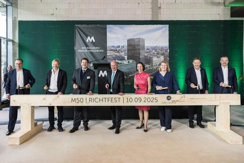 Nagelschlag zum Richtfest der Macherei Kreuzberg mit folgenden Personen: Jan Dührkoop, Geschäftsführer bei Art- Invest Real Estate Funds; Eike Becker, Architekt; Dr. Markus Wiedenmann, CEO von Art-Invest Real Estate; Regierender Bürgermeister von Berlin: Kai Wegner; Lena Brühne, Geschäftsführerin und Leitung der Berliner Niederlassung der Art-Invest Real Estate; Ulrike Schüren, Deutsche Pfandbriefbank AG; Bernd Mayer, Bayern LB; Jürgen Fenk, DIH Vorstand