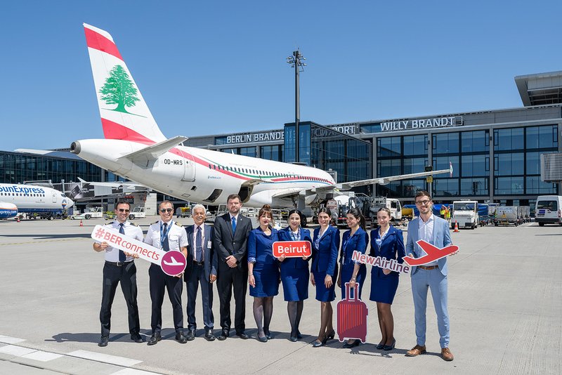 Die libanesische Fluggesellschaft Middle East Airlines verbindet den BER ab sofort mit der Hauptstadt Beirut. Die Flugtage am Dienstag, Freitag, Samstag und Sonntag bieten hohe Flexibilität für Besuchsreisen zu Freunden und Verwandten und eignen sich ideal für verlängerte Wochenenden oder längere Aufenthalte. Im ersten Bild: Khalil Al Zien, Country Manager Germany, Middle East Airlines (2.v.l.) und Lukas Fehr, Senior Manager Business Development Aviation, Flughafen Berlin Brandenburg GmbH (10.v.l.) inmitten von Crew.