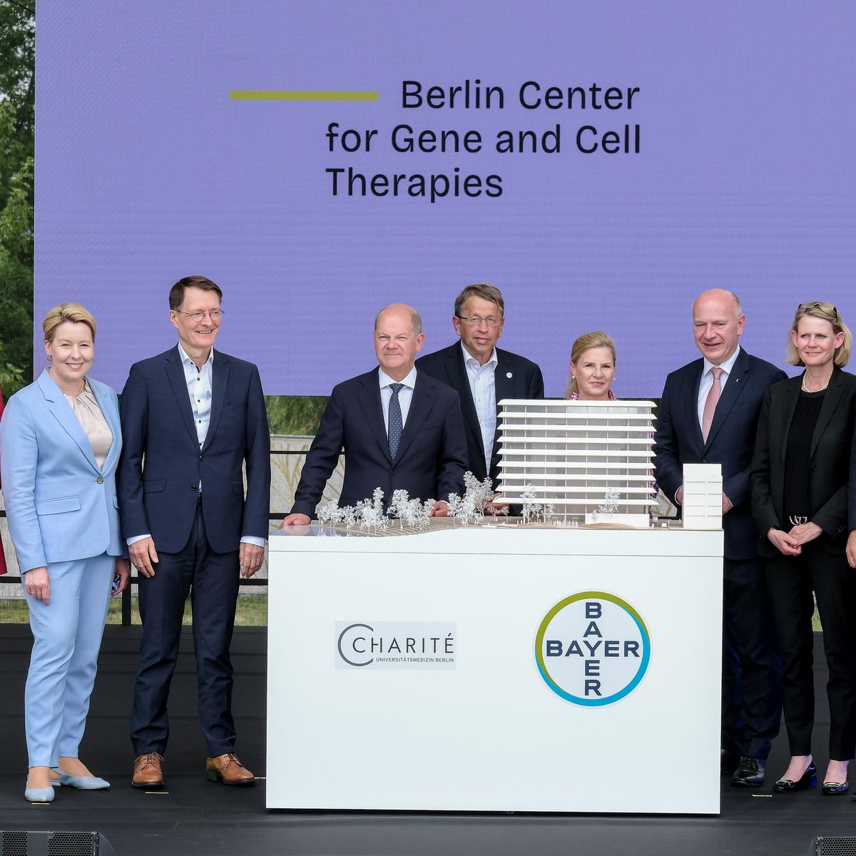 Bild zum Startschuss für das Berlin Center for Gene and Cell Therapies mit folgenden Personen: Dr. Ina Czyborra, Senatorin für Wissenschaft, Gesundheit und Pflege; Franziska Giffey, Bürgermeisterin und Senatorin für Wirtschaft, Energie und Betriebe des Landes Berlin; Prof. Karl Lauterbach, Bundesminister für Gesundheit; Bundeskanzler Olaf Scholz; Prof. Heyo K. Kroemer, Vorstandsvorsitzender der Charité; Astrid Lurati, Vorstand Finanzen und Infrastruktur der Charité; Kai Wegner, Regierender Bürgermeister von Berlin; Judith Pirscher, Staatssekretärin im Bundesministerium für Bildung und Forschung; Stefan Oelrich, Mitglied im Vorstand der Bayer AG und Leiter der Division Pharmaceuticals