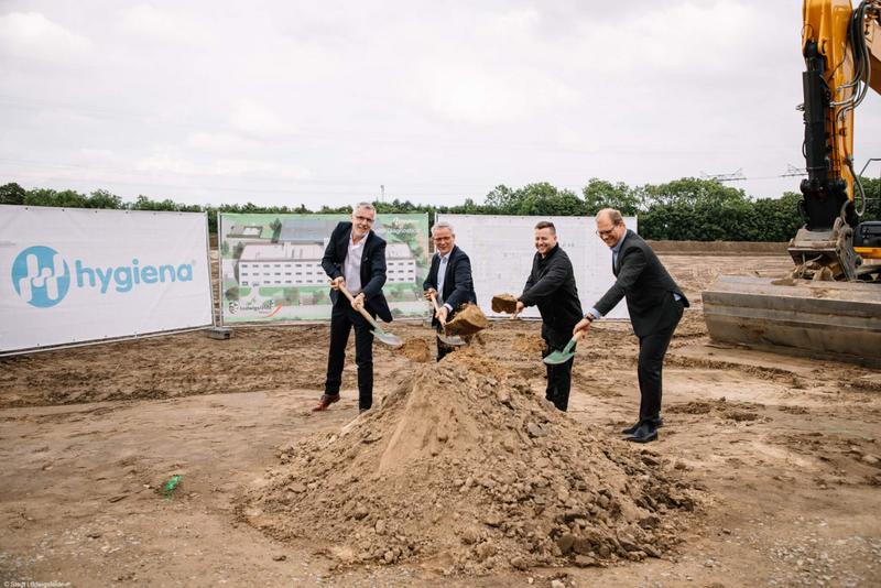 Symbolischer Spatenstich mit Bürgermeister Andreas Igel, Rainer Horneburg (VP EMEA Operations bei Hygiena), Stephan Robst (Head of Production bei Hygiena)