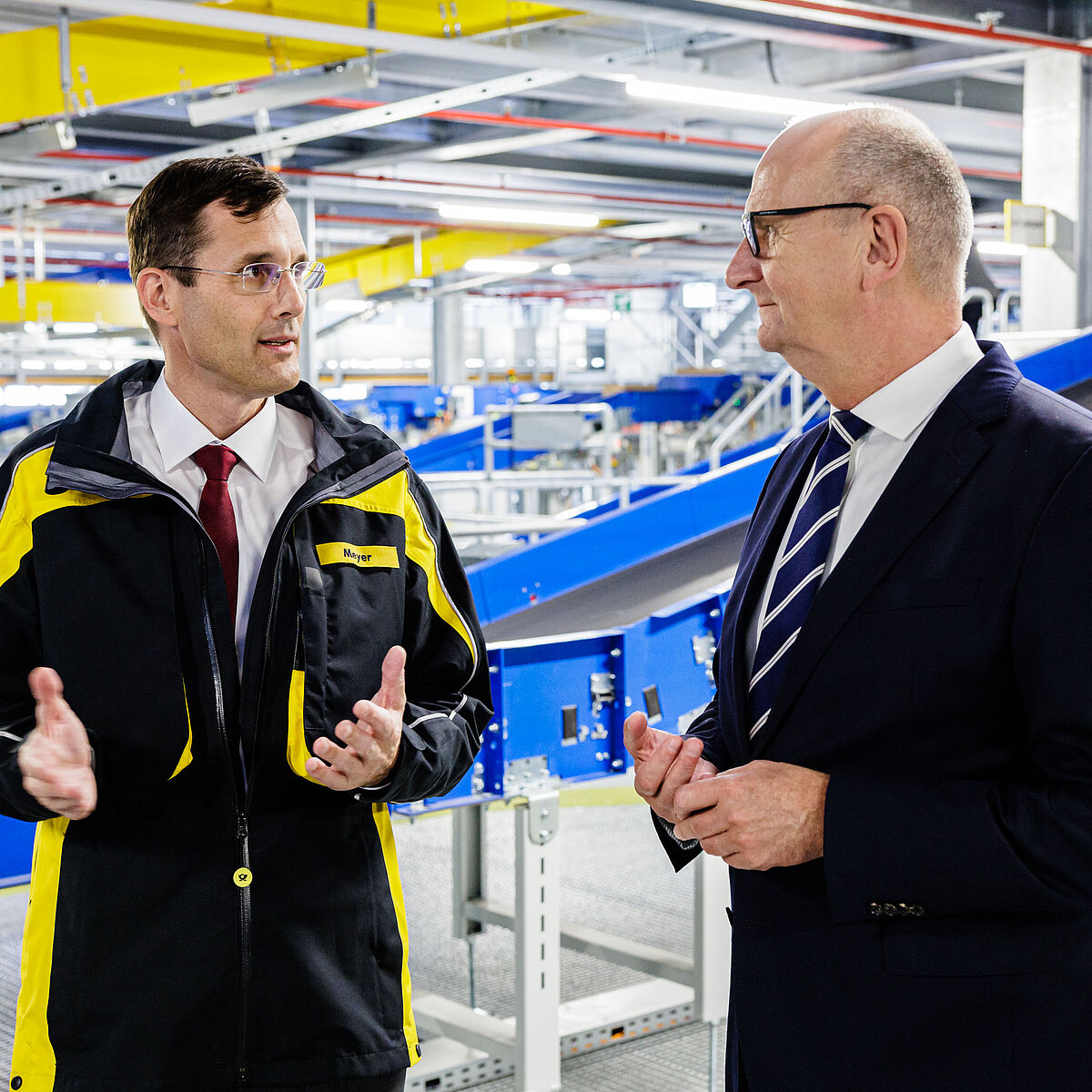 Neues Paketzentrum Ludwigsfelde | v.l.: Tobias Meyer, Konzernvorstand Post und Paket Deutschland, und Dietmar Woidke, Ministerpräsident Brandenburg
