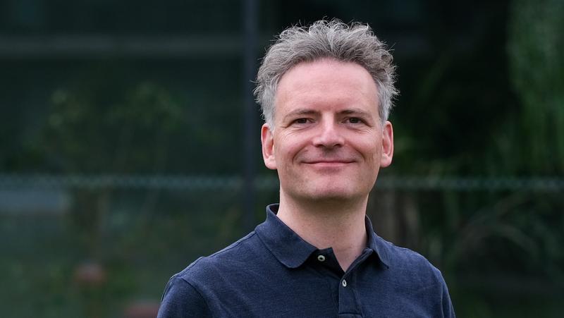 Portrait von Prof. Dr. Philipp Adelhelm erforscht und entwickelt Natrium-Ionen-Batterien in der gemeinsamen Forschungsgruppe von Humboldt-Universität Berlin und HZB