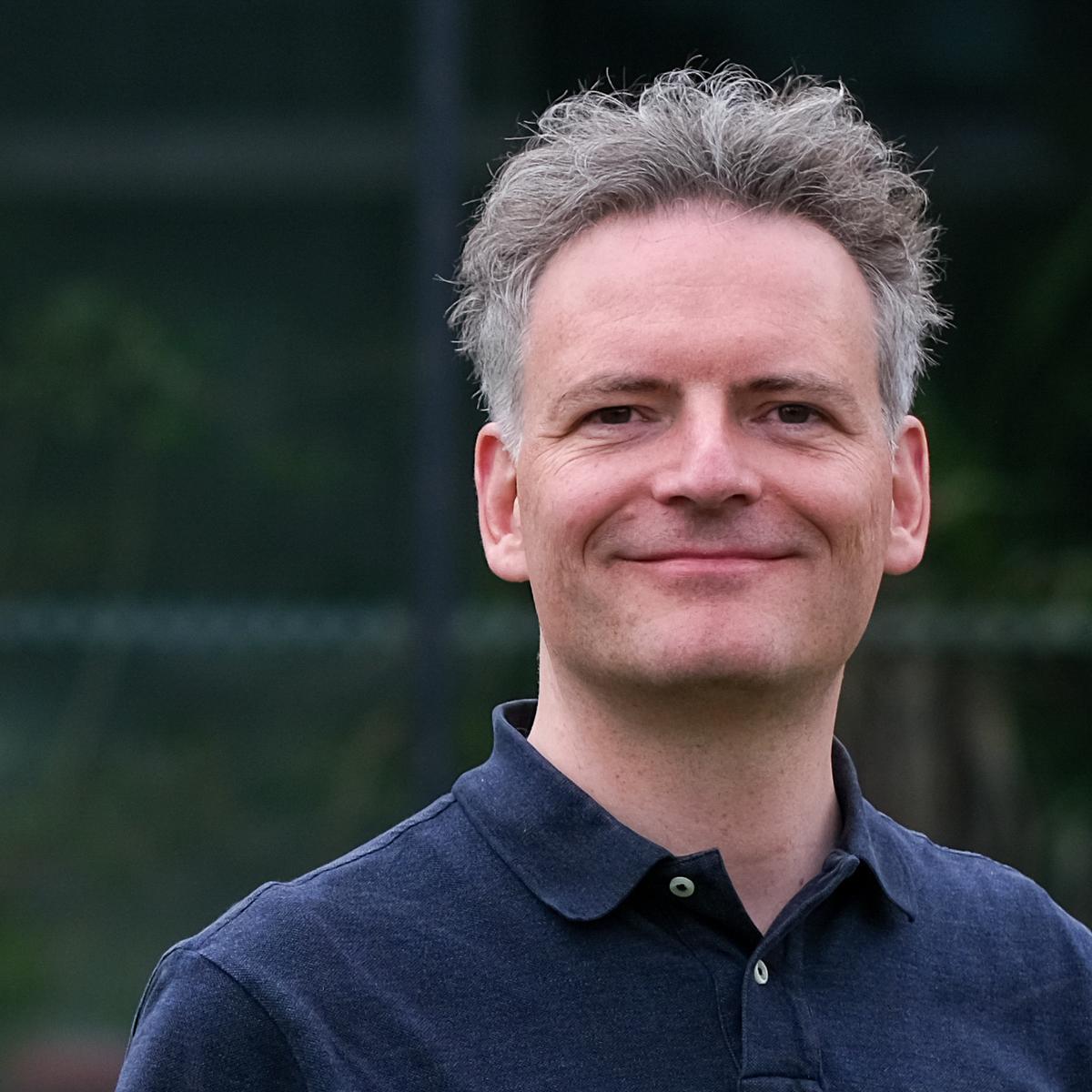 Portrait von Prof. Dr. Philipp Adelhelm erforscht und entwickelt Natrium-Ionen-Batterien in der gemeinsamen Forschungsgruppe von Humboldt-Universität Berlin und HZB