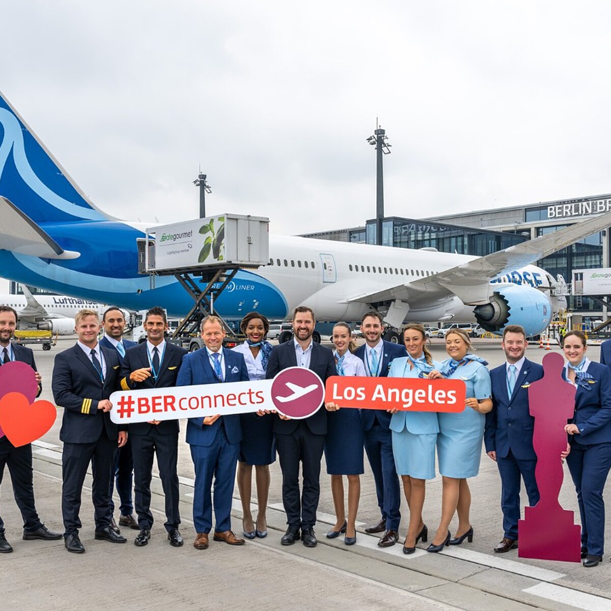 Norse Atlantic Airways verbindet den BER ab sofort mit Los Angeles in den USA. Thom-Arne Norheim, COO Norse (5.v.l.), und Thomas Hoff Andersson, COO FBB (7.v.l.), mit der Crew des Erstfluges.