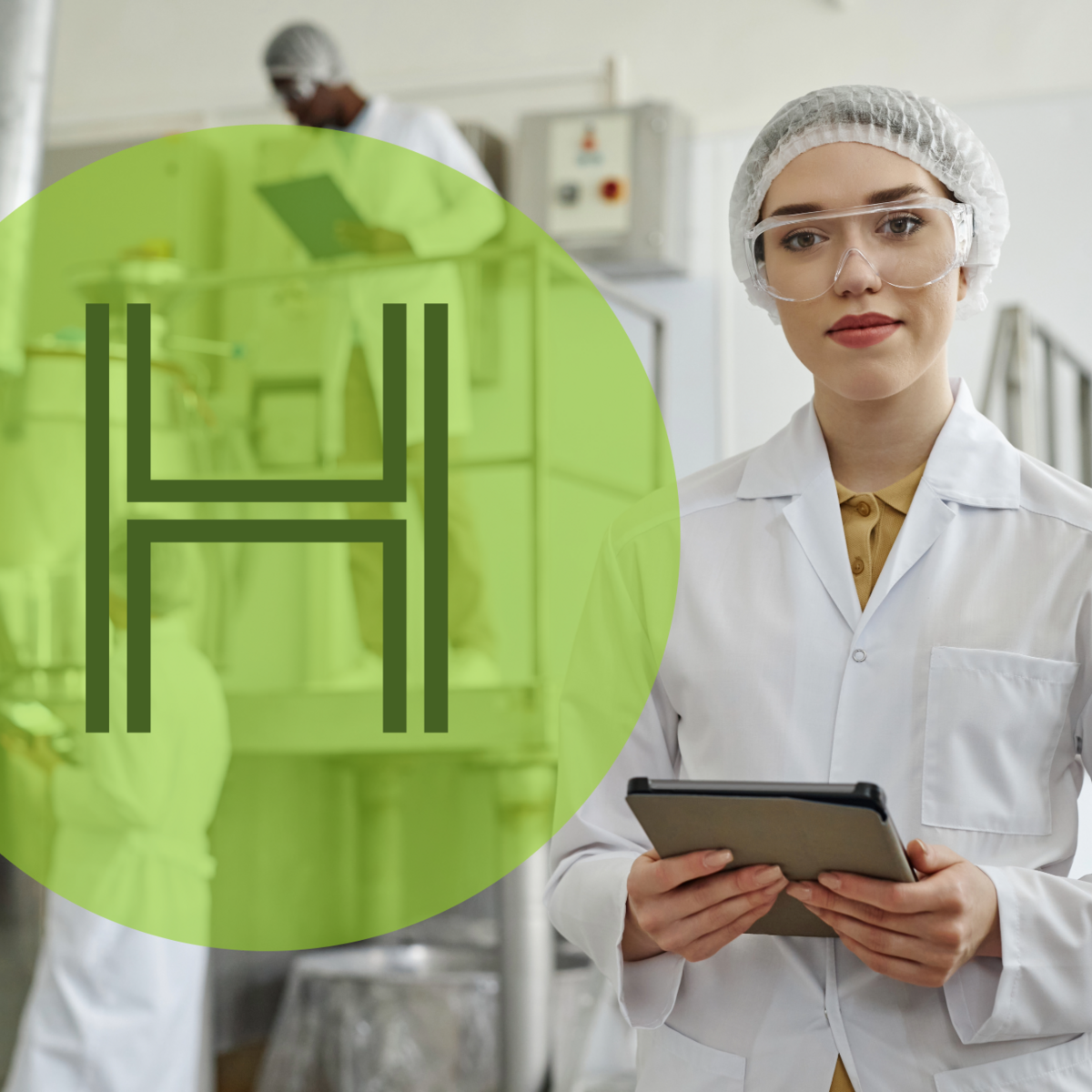 Bild zeigt eine Forscherin mit tablet in der Hand im Vordergrunf, die in die Kamera schaut. Im Hintergrund sieht man etwas verschwommen zwei weitere Forscher an einem größeren technischen Gerät hantieren. Über das Foto ist ein grüner Kreis mit einem großen "H" gelegt, als Symbol für Wasserstoff.