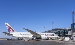 Flugzeug von Qatar Airways auf dem Vorfeld vom BER Flughafen Berlin Brandenburg