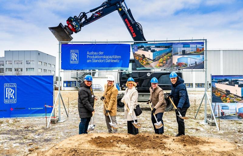 v.l.n.r. Michael Schwuchow, Bürgermeister der Gemeinde Blankenfelde-Mahlow, Reiner Klaus, Sales Manager Goldbeck, Kornelia Wehlan, Landrätin des Landkreises Teltow-Fläming, Dr. Jörg Au, Geschäftsführer Rolls-Royce Deutschland, und Jens Baumeister, Leiter Operativer Bereich Business Aviation bei Rolls-Royce Deutschland